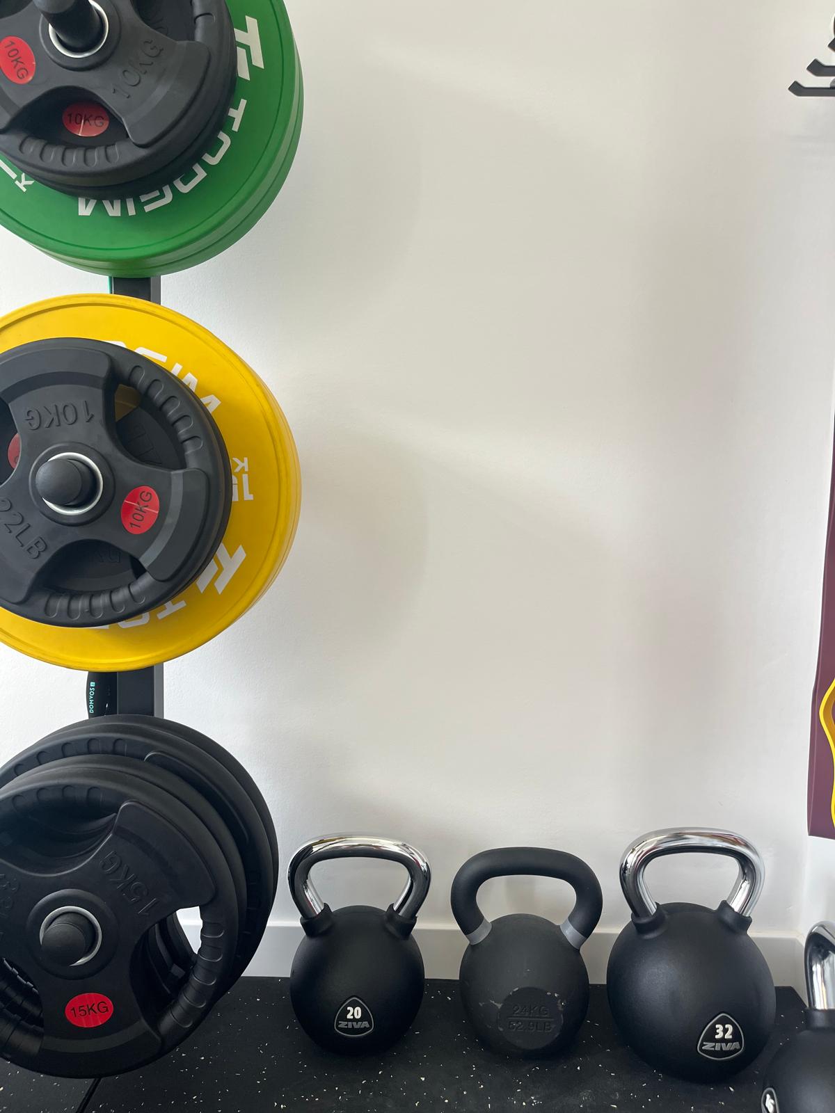 Discos y kettlebells para entrenamiento de fuerza en FisioActif Murcia