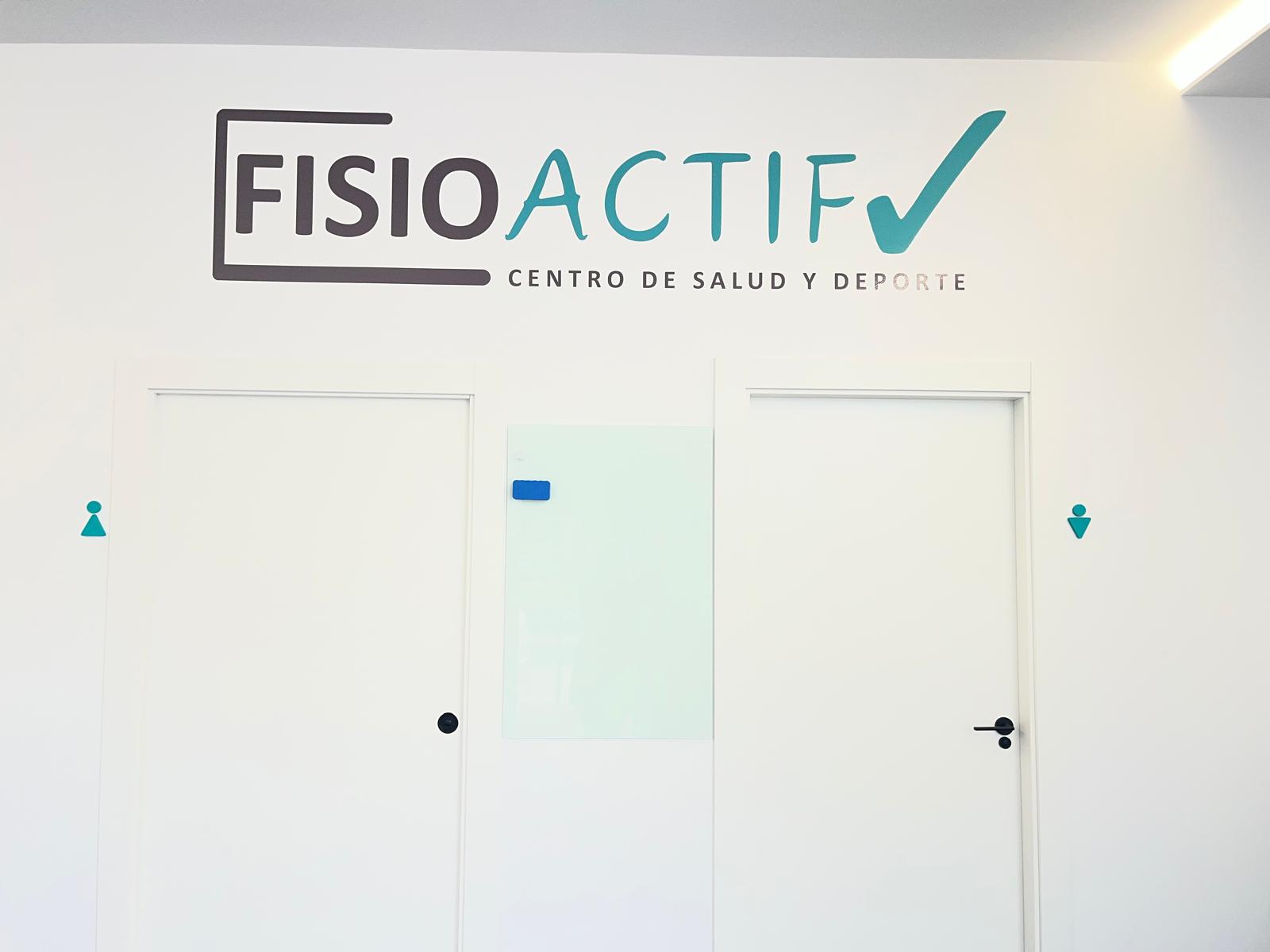 Entrada y logotipo completo de FisioActif Centro de Salud y Deporte