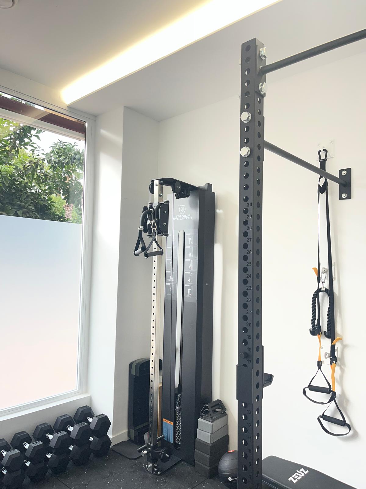 Rack y poleas del espacio de entrenamiento funcional de FisioActif
